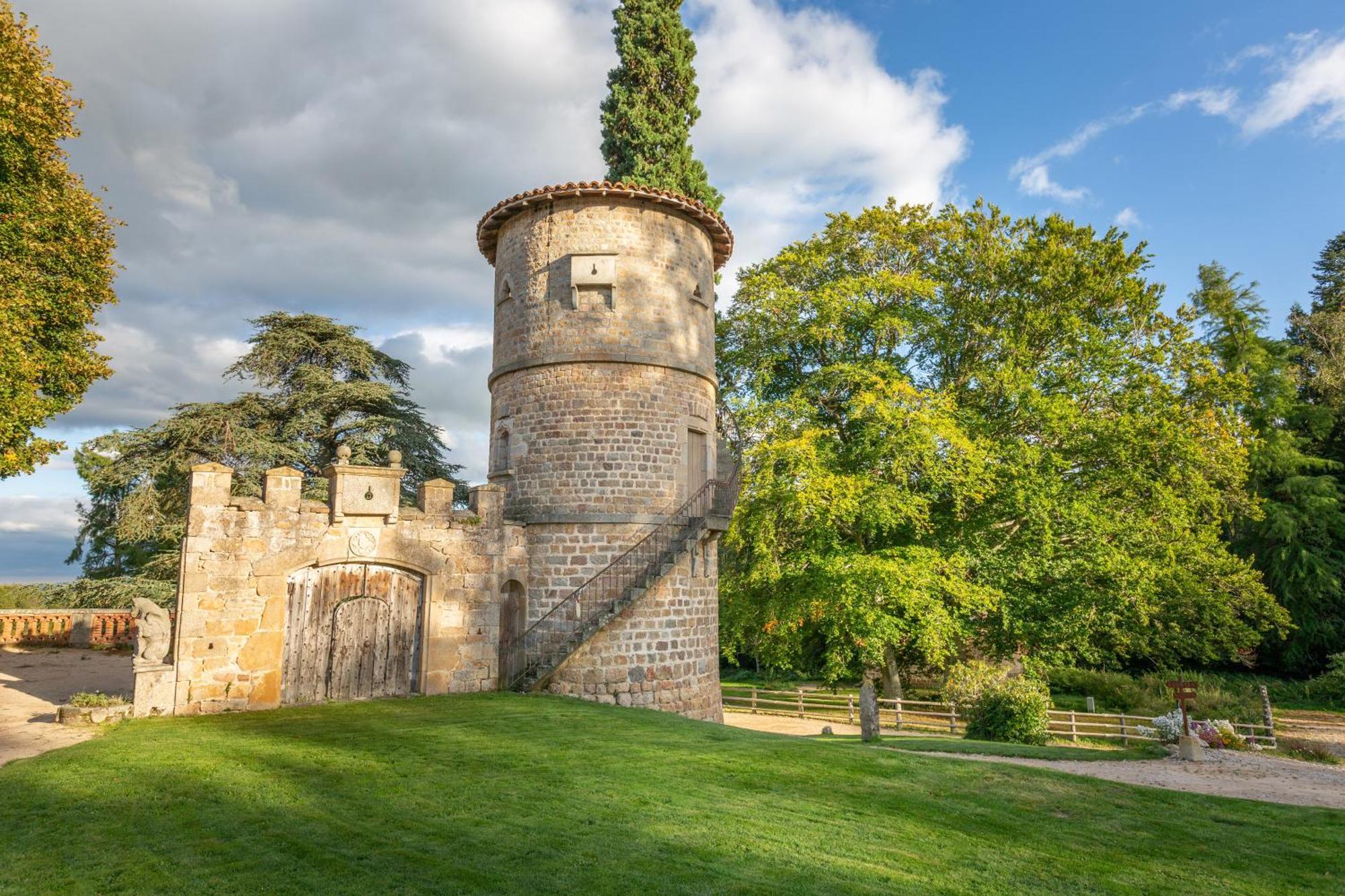 Domaine Et Chateau De Valinches Marols 外观 照片